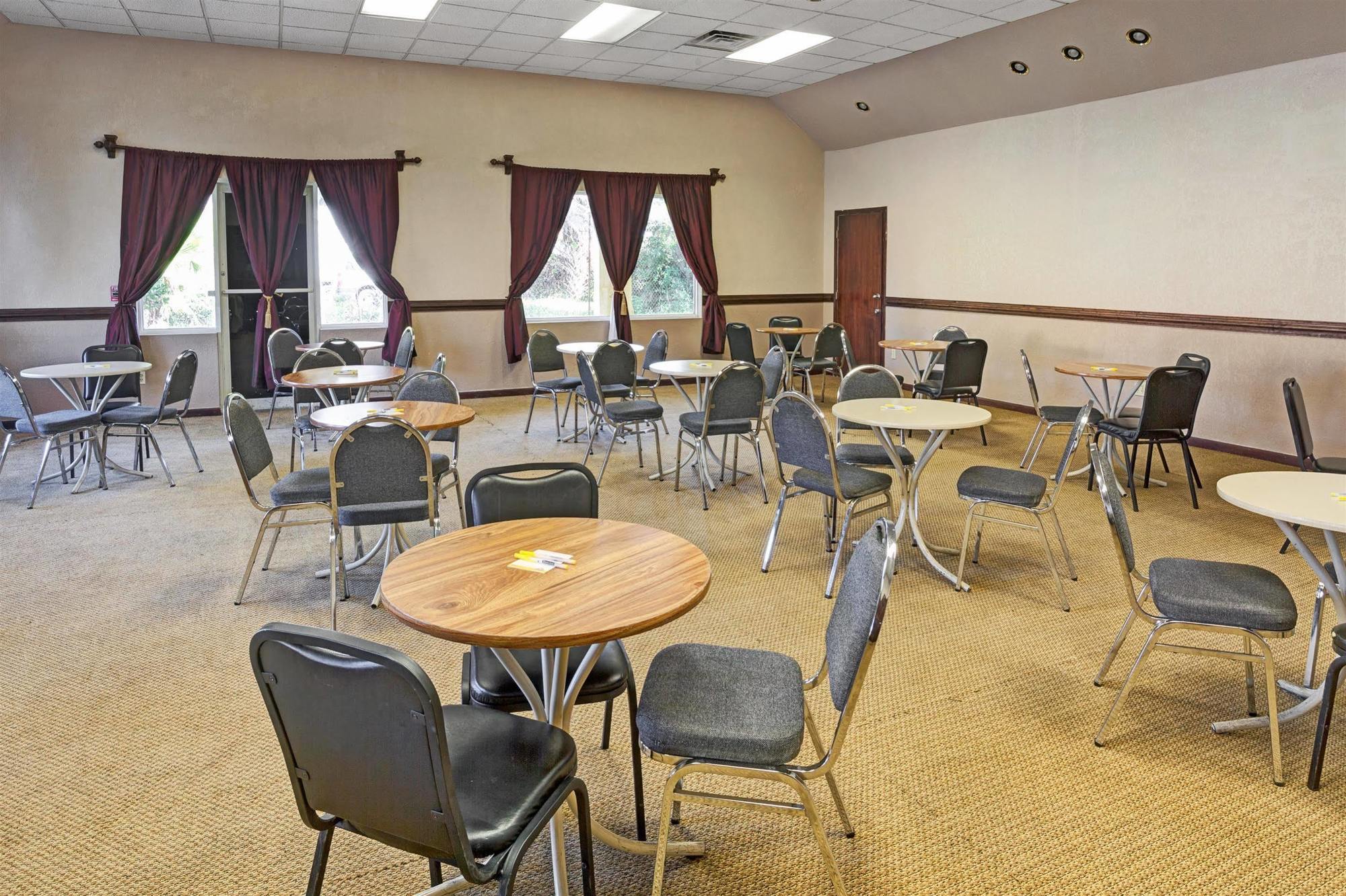 Days Inn By Wyndham Jacksonville South Memorial Hospital Екстериор снимка