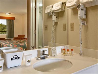 Days Inn By Wyndham Jacksonville South Memorial Hospital Стая снимка